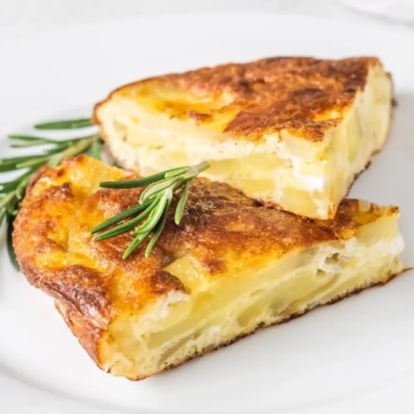 Biorę jajka, biorę ziemniaki i w kilka minut mam hiszpański omlet na śniadanie albo obiad. Znika w mgnieniu oka