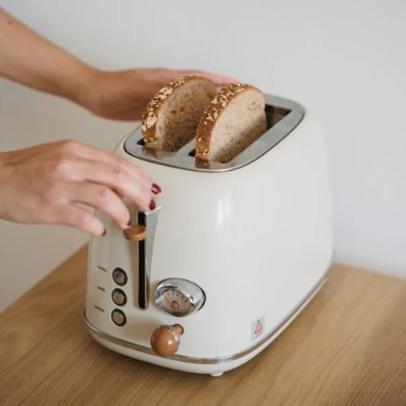 Nigdy nie zostawiaj włączonego do prądu. Kuchenny sprzęt może wywołać pożar
