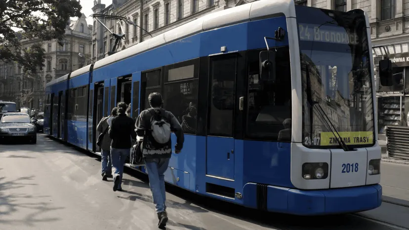 Te osoby mogą jeździć za darmo komunikacją miejską. Nie tylko seniorzy