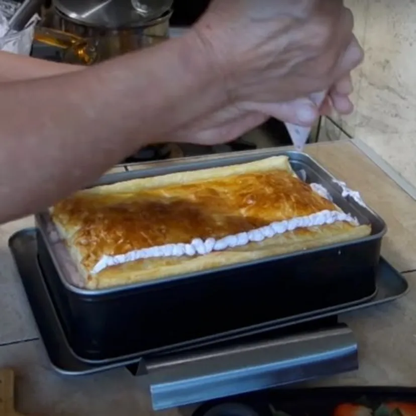 Henia łączy ciasto francuskie i truskawki. Wychodzi z tego deser marzeń