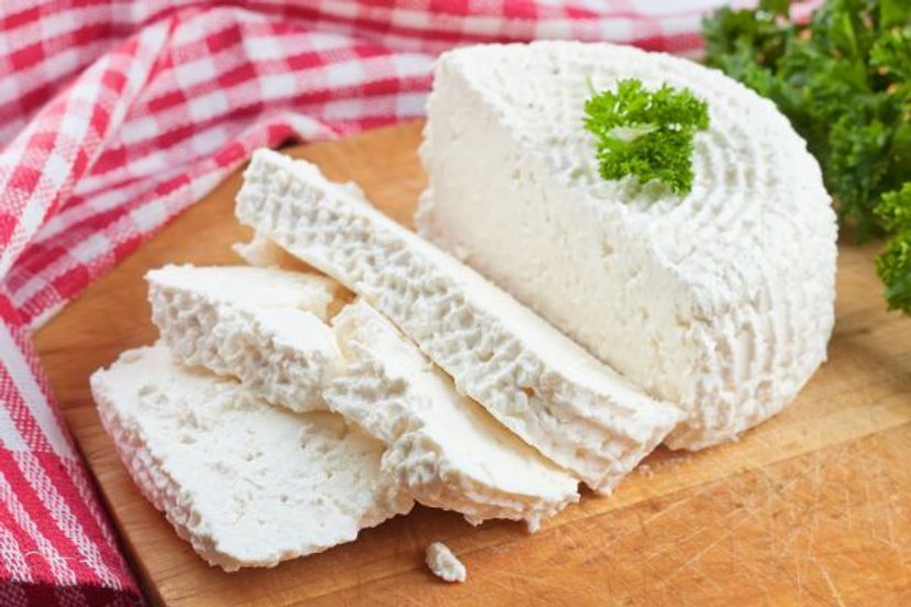 Biorę twaróg i mieszam go z kilkoma składnikami. Po chwili mam pyszne racuchy, to moje ulubione śniadanie
