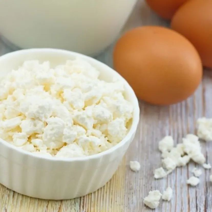 Omlet z serka wiejskiego i jajek. Proste i pyszne śniadanie