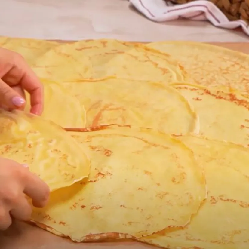 Zawijam w ciasto naleśnikowe wędlinę i pieczarki. Ta kolacja to mistrzostwo świata
