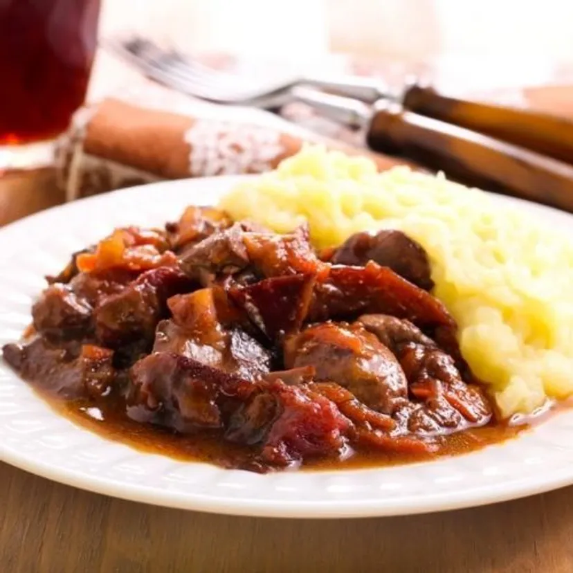 Wątróbka pieczona ze śliwką. Kultowe danie w jesiennym wydaniu
