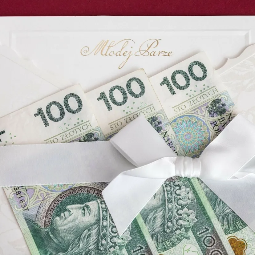 Do koperty włożyli 400 zł. Tak zareagowała para młoda. Ekspert komentuje