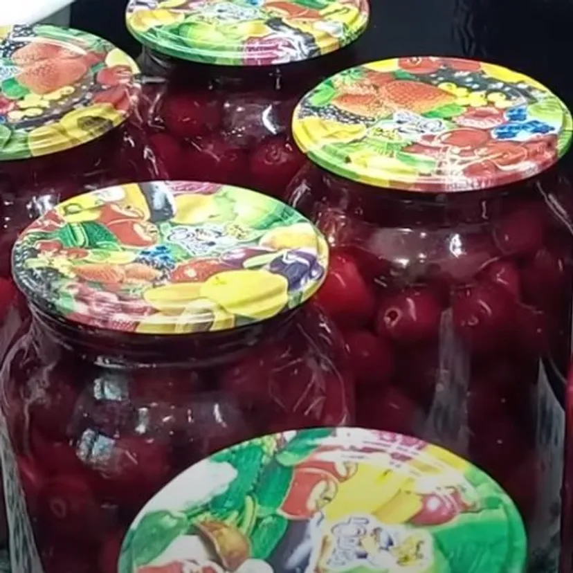 Ten sposób na przechowywanie wiśni mam po mojej babci. Do owoców nie dodaję ani grama cukru