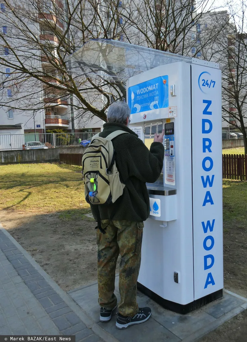 Tak się robi interesy na kranówce. Na ulicach wyrosły automaty, wiadomo, kto na tym zarabia
