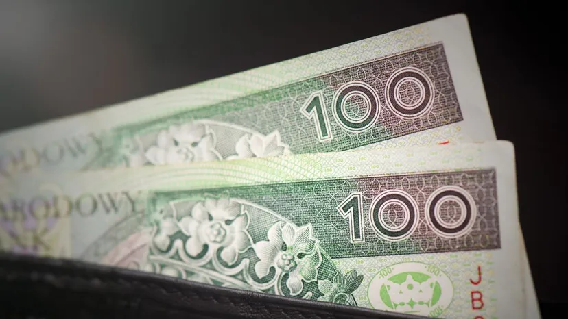 Firmy dorzucają pracownikom dodatkowe 500 PLN. Resort sprawdzi, czy to dyskryminacja