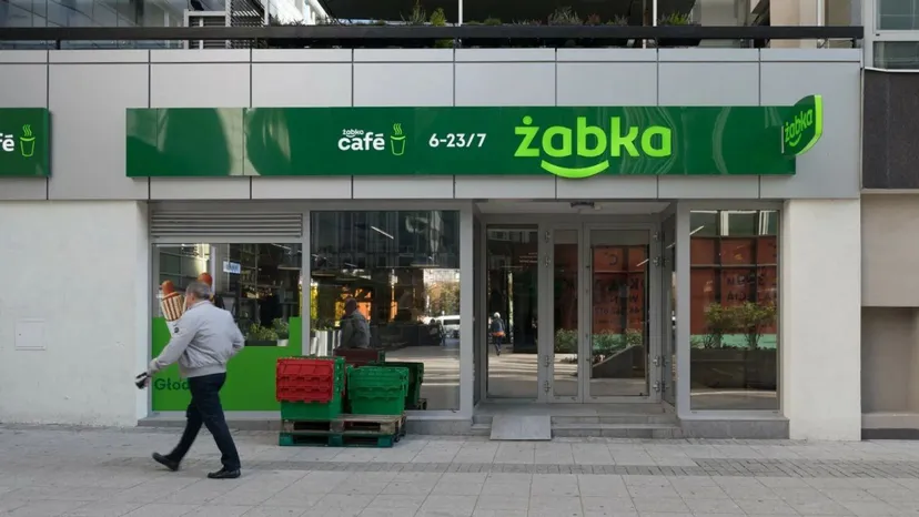 Żabka szykuje nowość, chodzi o płatność przy kasie. Już wzbudza w klientach mieszane uczucia