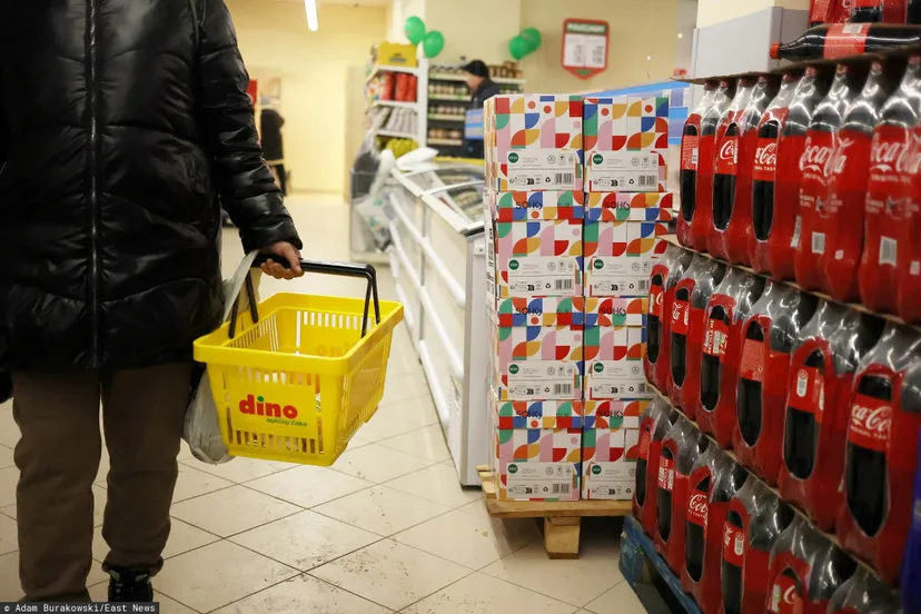 Rozdają za darmo w Dino. Szaleństwo promocyjne potrwa do 7 kwietnia, Polacy wyjdą z pełnymi siatami