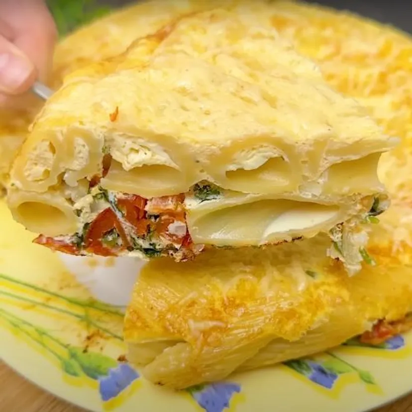 Kładę ugotowany makaron na patelnię i zalewam tą mieszanką. Ten obiad jeszcze mi się nie znudził