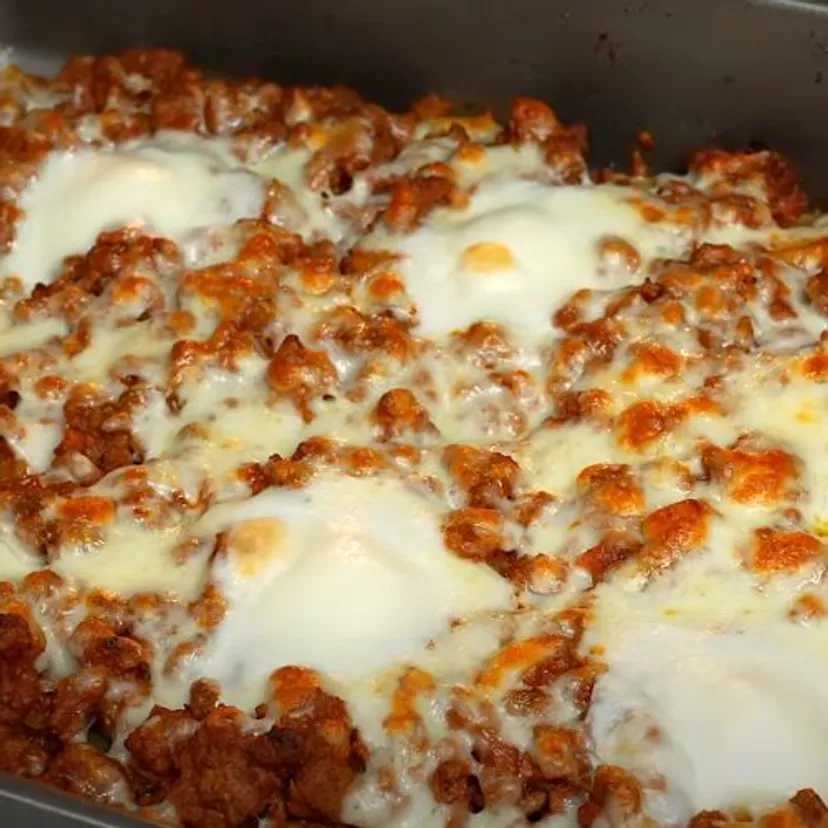 Podsmaż mięso i zapiecz z ziemniakami. Pyszny obiad w kilka chwil