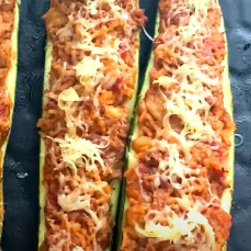 Faszeruję cukinię mięsem mielonym i wkładam do piekarnika. Ta zapiekanka to hit lata