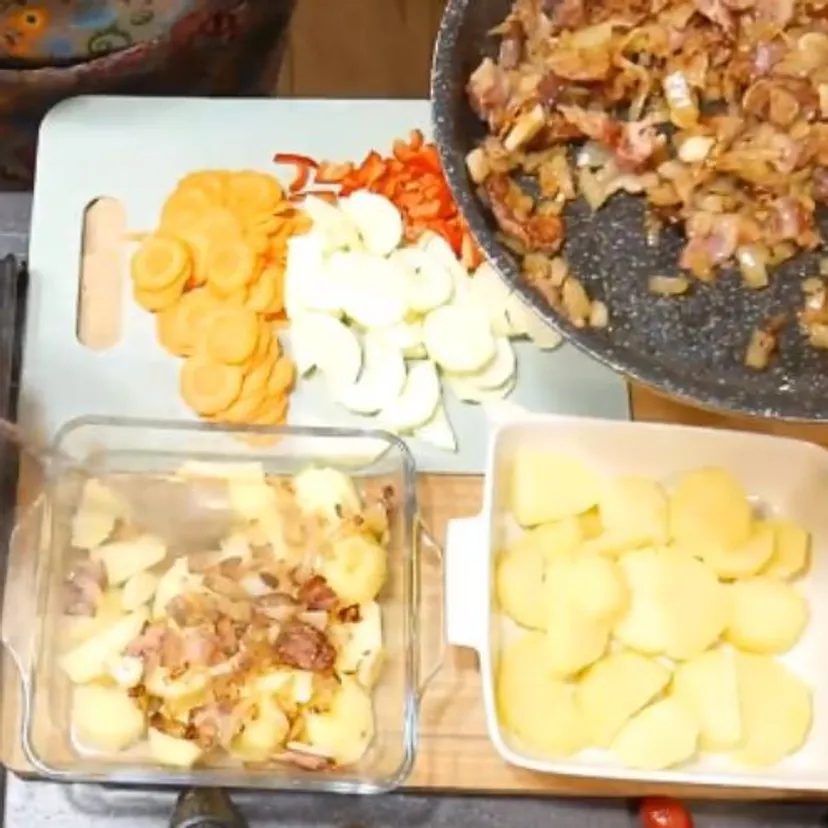 Ziemniaki, boczek i kilka dodatków, ten obiad to hit. Jest tani i zrobisz go w chwilę
