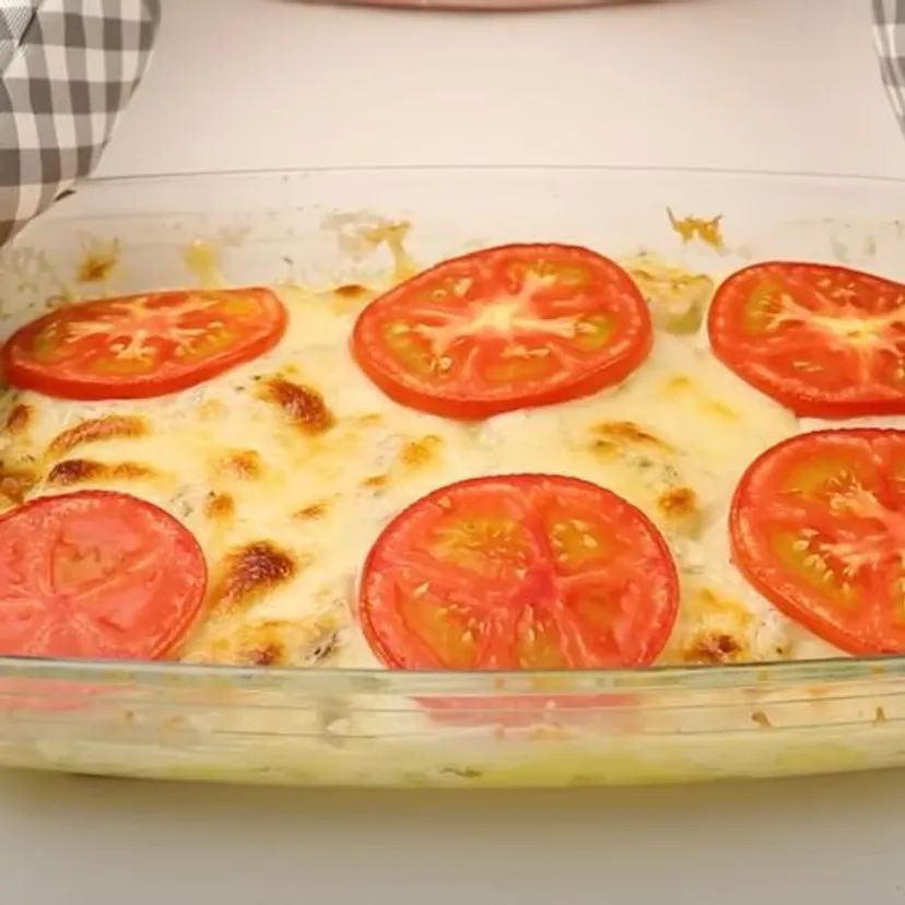 Pokrój ziemniaki i przykryj je piersią z kurczaka. Pomysł na szybki obiad
