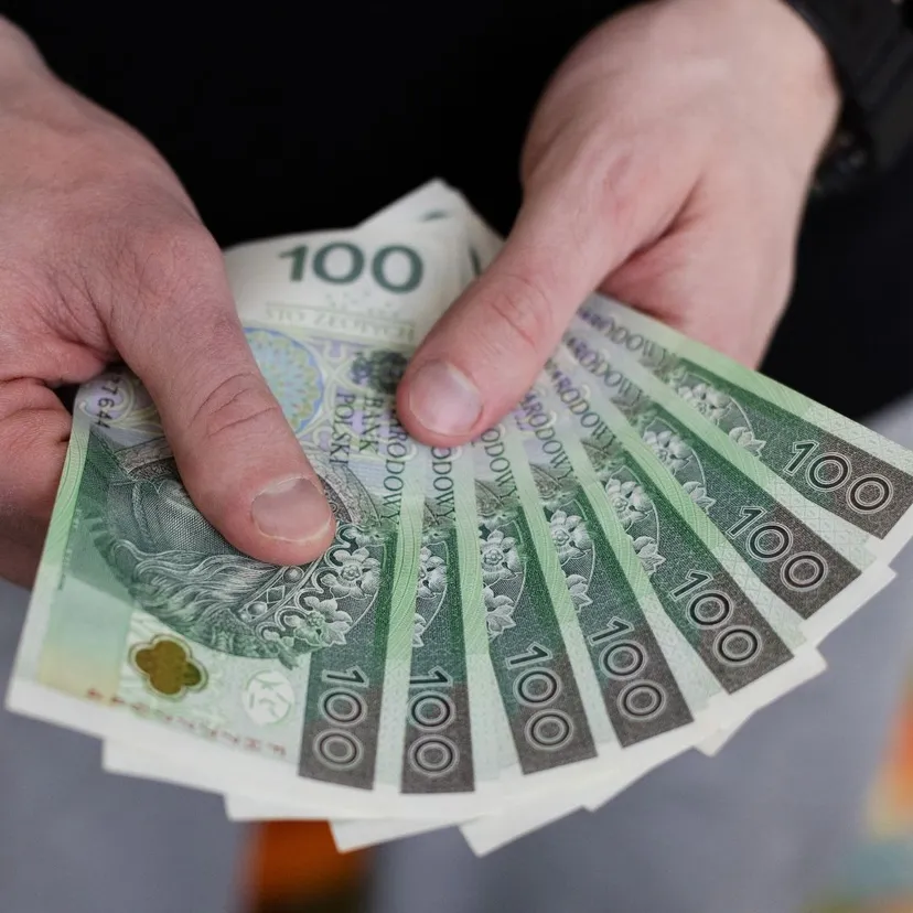 Ile zarabia salowa w szpitalu? Takie pieniądze trafiają na konto