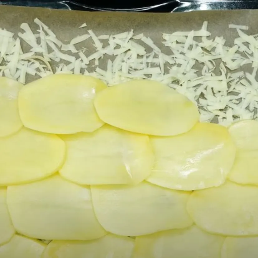 Rozkładam równomiernie składniki i zawijam roladę. W kilka chwil mam obiad na każdą kieszeń