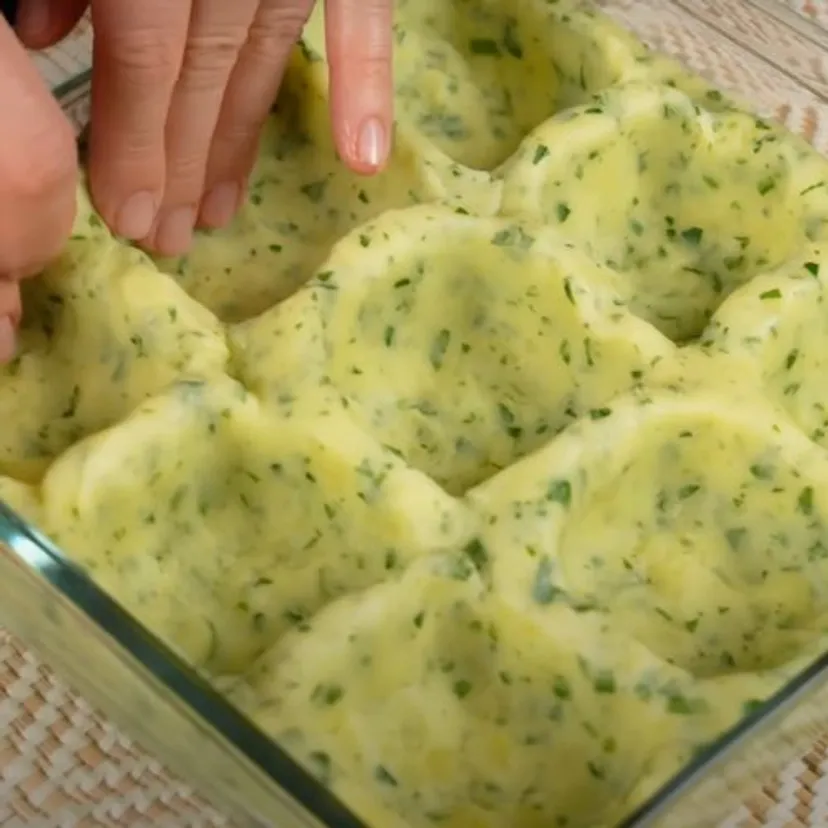 Kładę mięso na ziemniaczane puree i wrzucam do piekarnika. To najlepszy obiad, jaki ostatnio jadłem