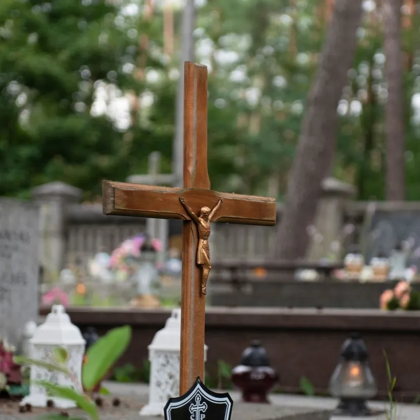 Nawet 800 zł za znicze na Wszystkich Świętych. Sprawdziliśmy, Ile kosztują zakupy przed 1 listopada