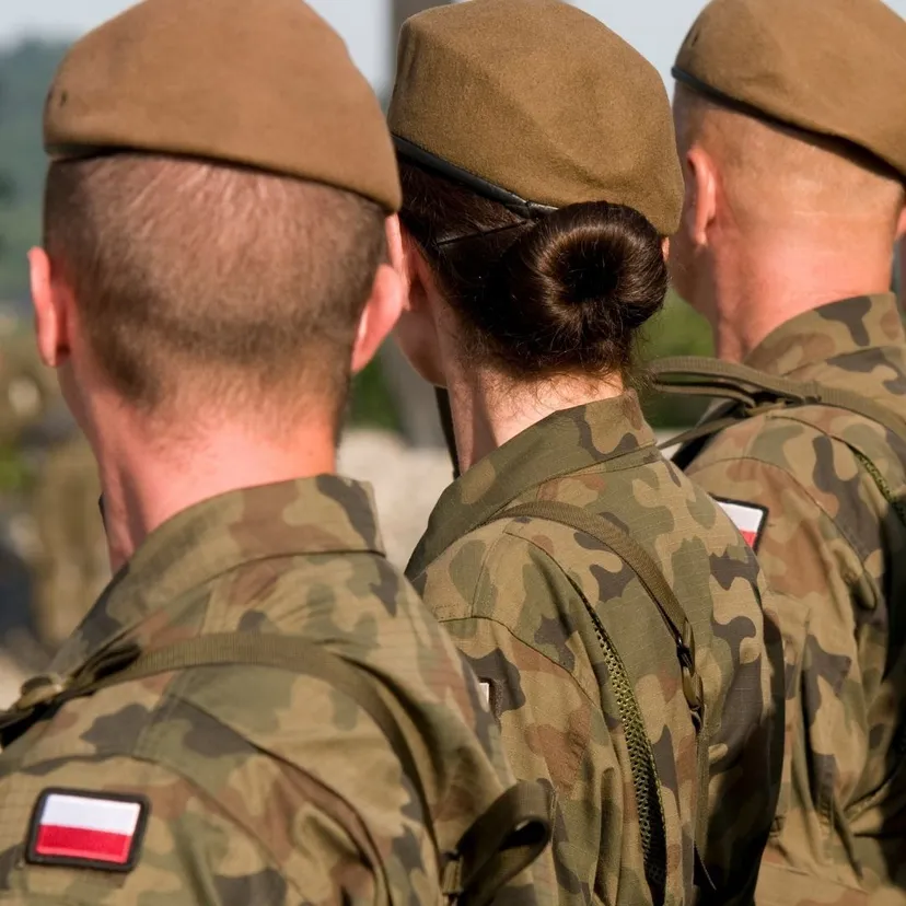 Polacy dostają karty mobilizacyjne z wojska. Kolor paska nie jest przypadkowy