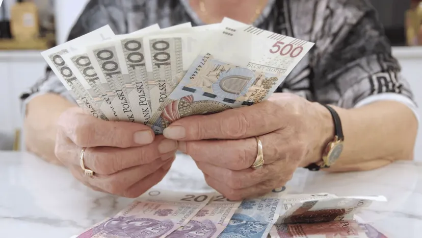 Ważne wieści dla seniorów, chodzi o 13. emeryturę. ZUS zmienia terminy wypłat