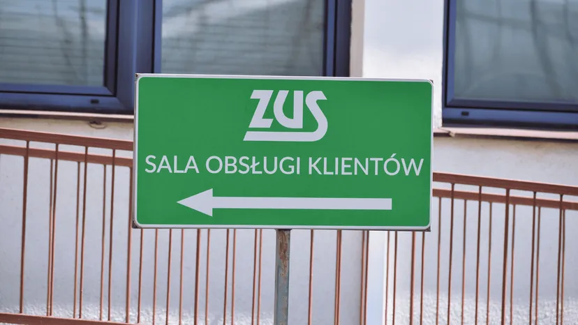 ZUS już wysyła dodatkowe 500 zł. To świadczenie przysługuje bez względu na wiek