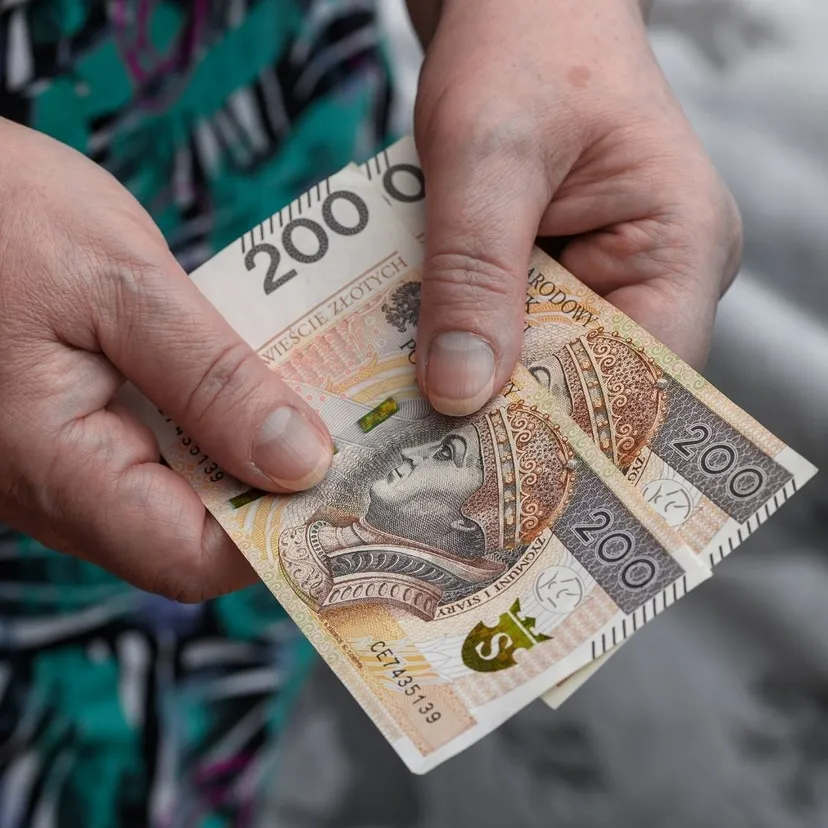 Skończyłaś 56 lat? ZUS wypłaci ponad 4200 zł świadczenia przedemerytalnego. Wystarczy spełnić 2 warunki