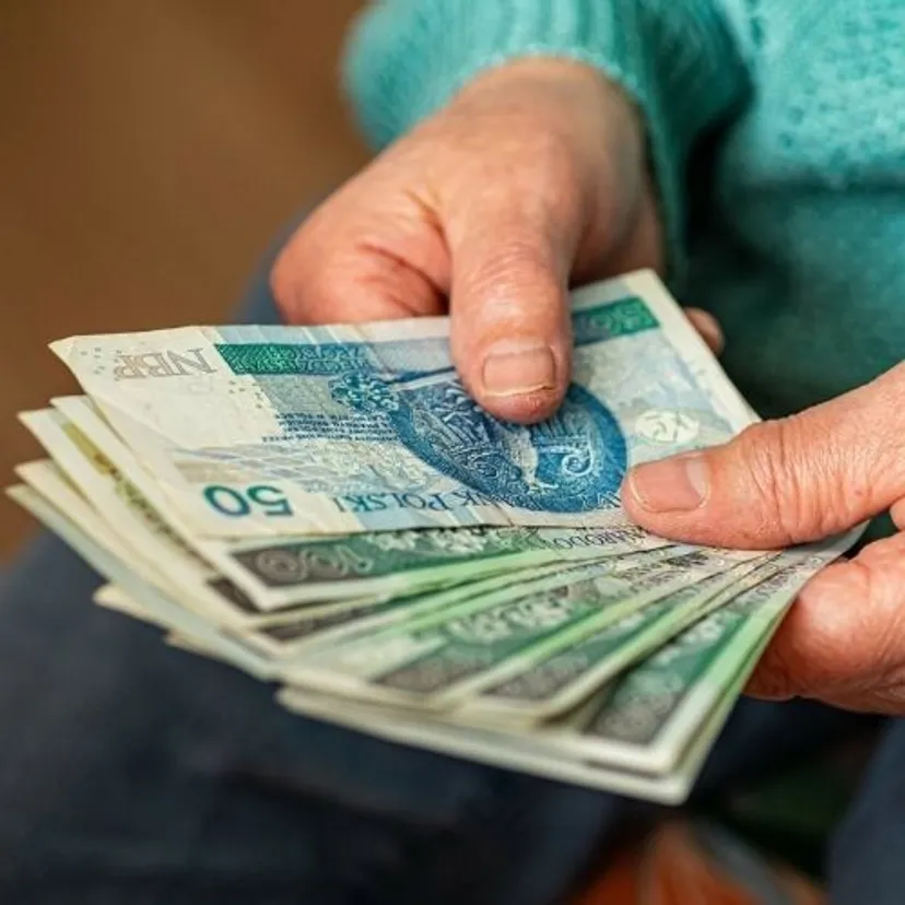 ZUS wypłaca 6938 zł 92 gr co miesiąc. Świadczenie honorowe dostają nieliczni