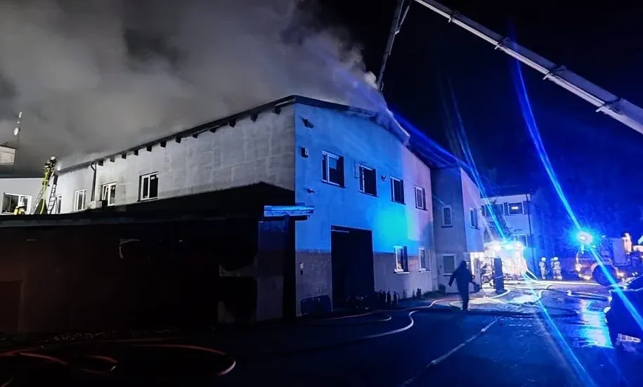 Potężny pożar w polskiej miejscowości. Trwa dramatyczna akcja służb, ogień widać z daleka