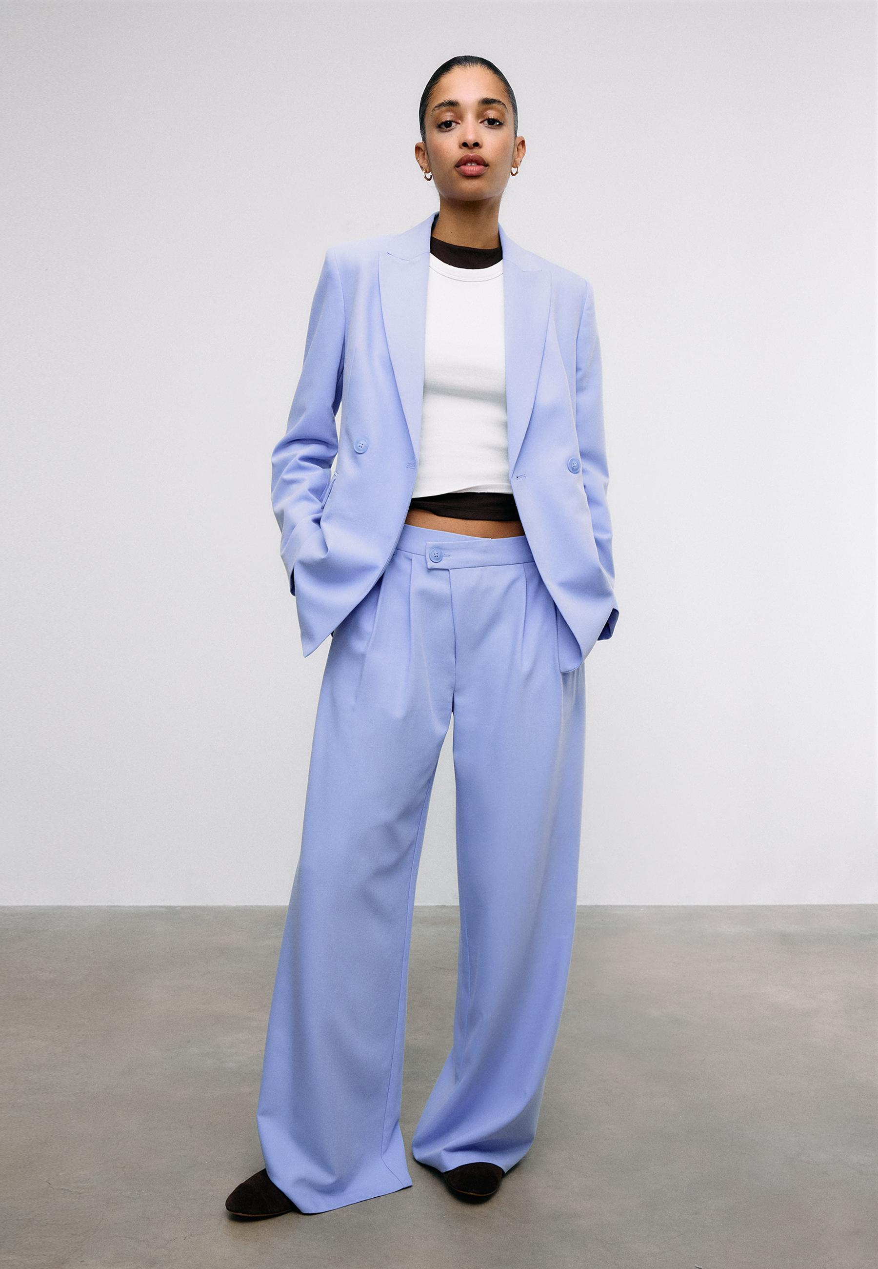 Damski garnitur na komunię? To hit wśród stylowych mam i gości! Gwiazdy już go noszą!