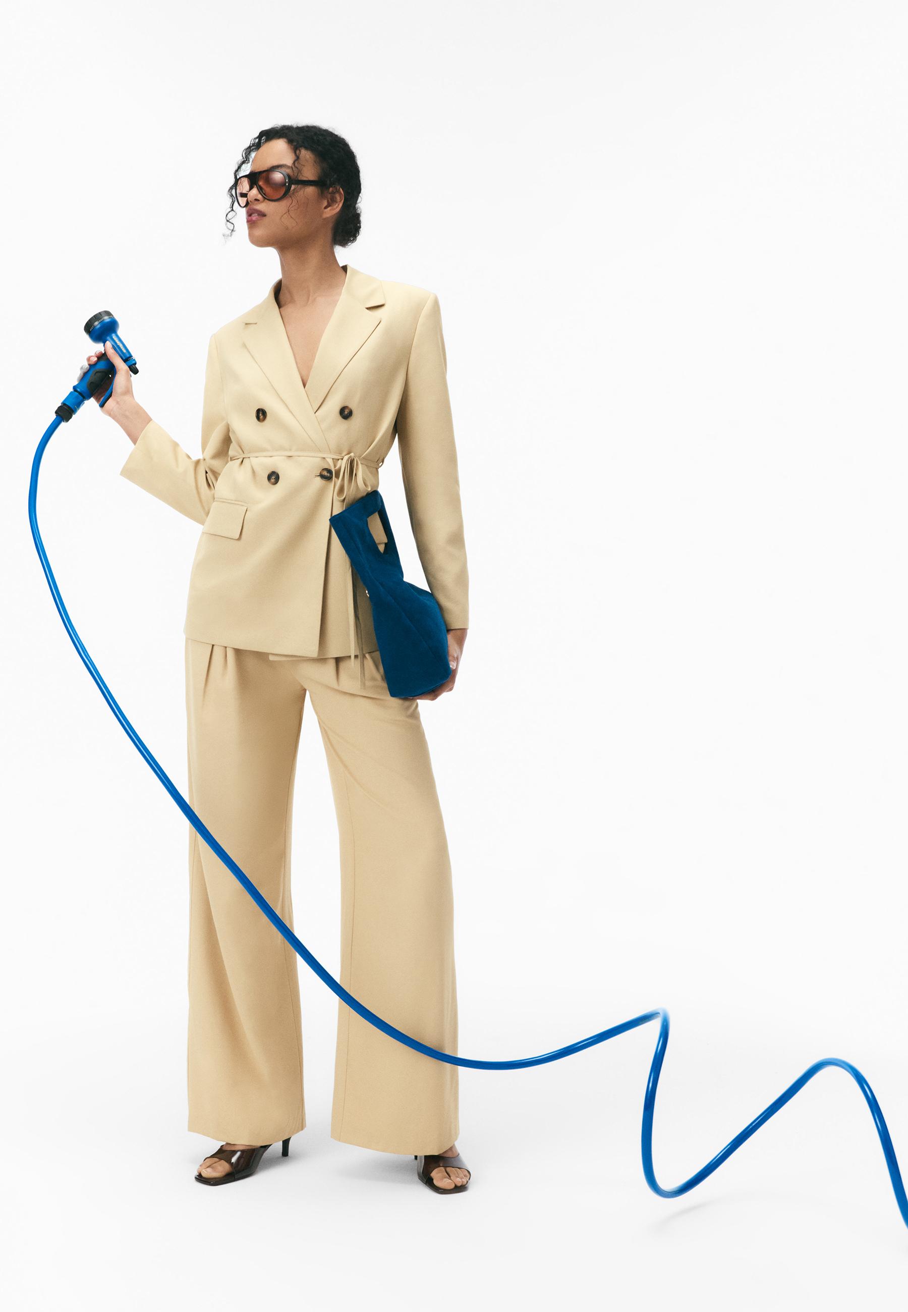 Damski garnitur na komunię? To hit wśród stylowych mam i gości! Gwiazdy już go noszą!