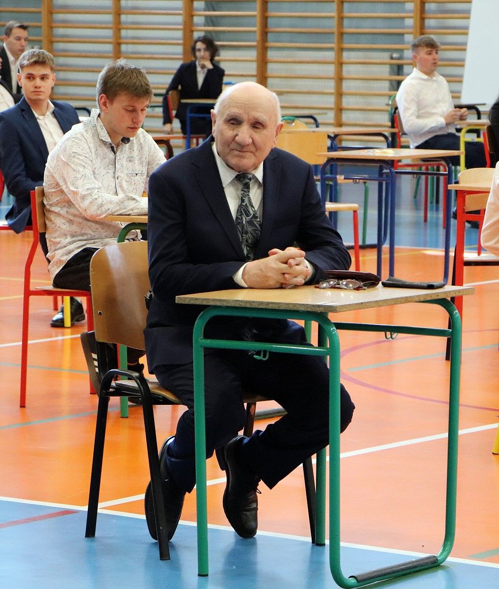 Najstarszy maturzysta w kraju pisał egzamin trzeci raz. Znamy wyniki 87-latka