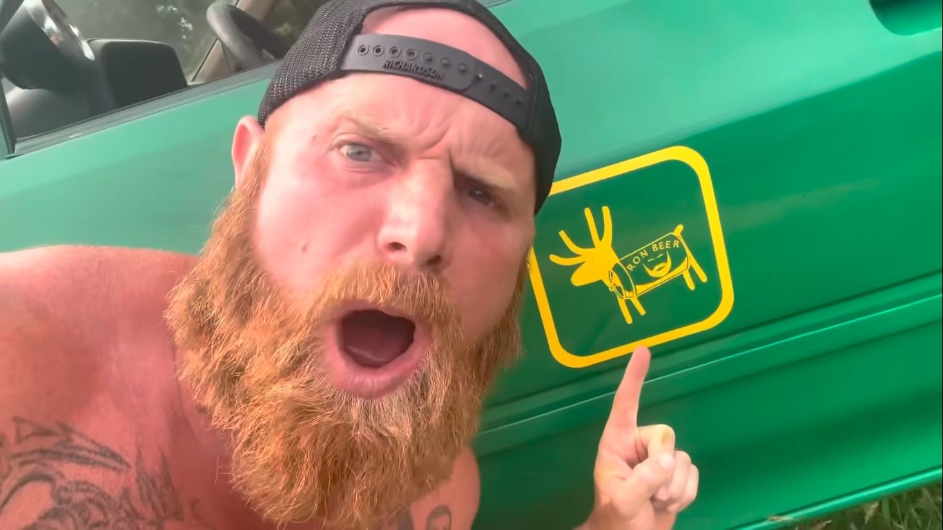 YouTuber przerobił swojego forda na kosiarkę