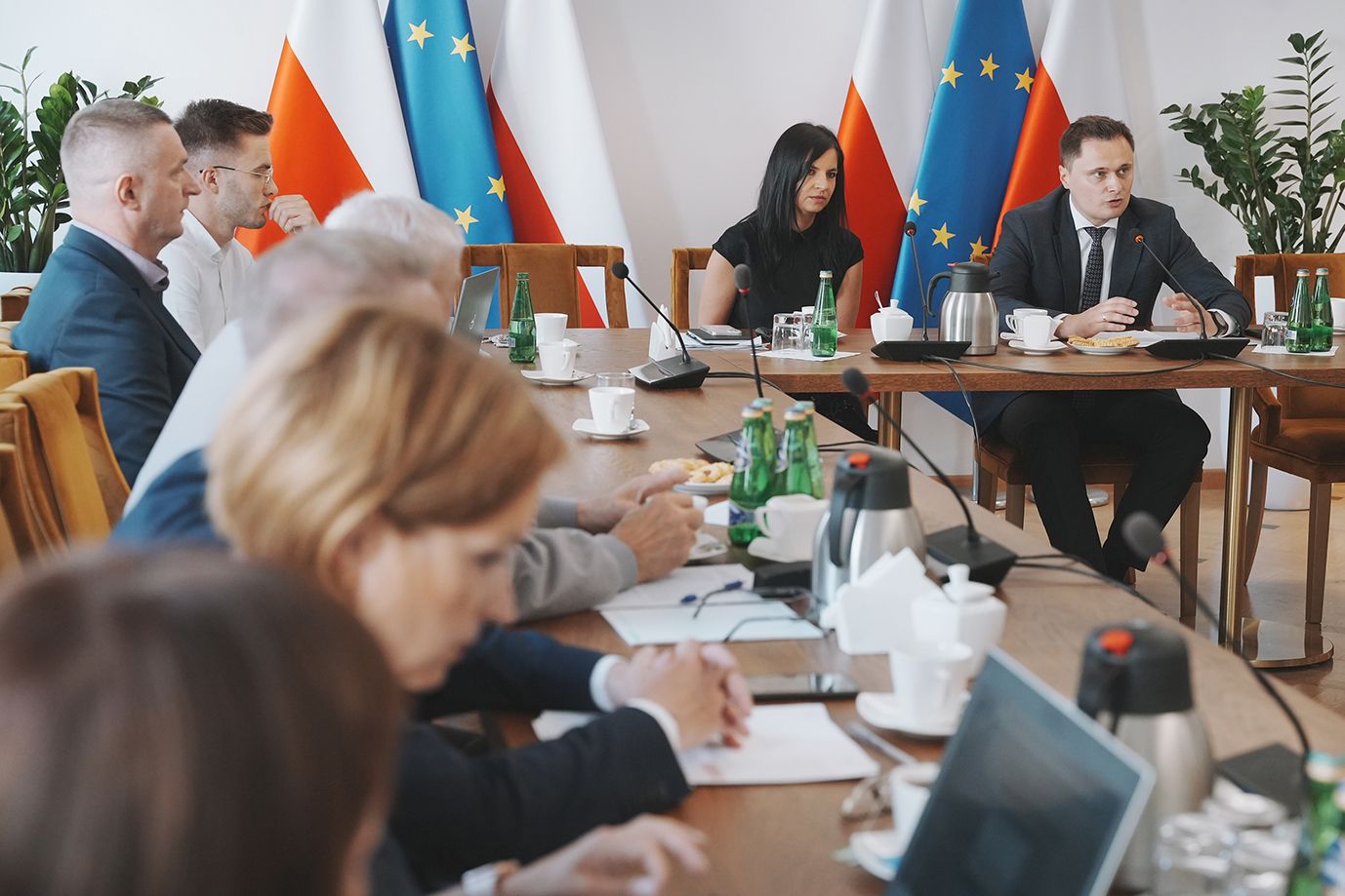 Wiceminister Krzysztof Ciecióra w trakcie dyskusji z członkami grupy eksperckiej