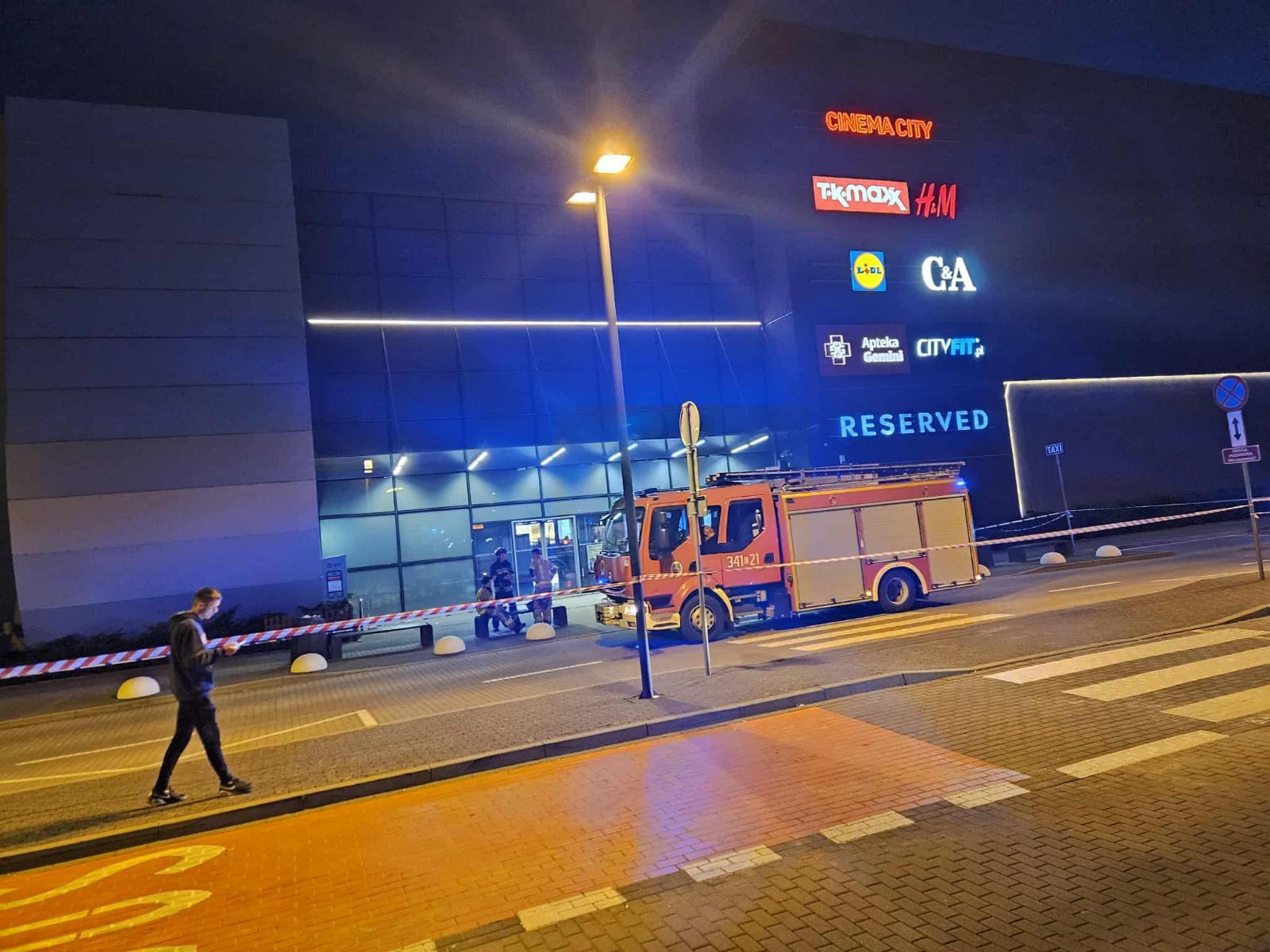 Runął sufit w części galerii handlowej. Na miejscu wszystkie służby