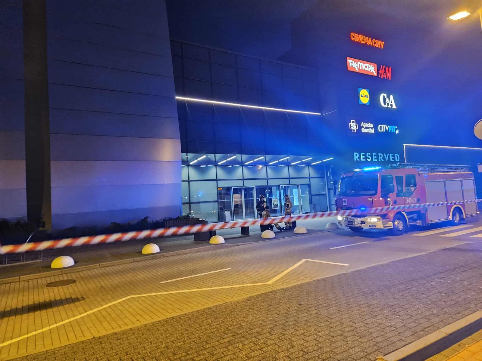 Runął sufit w części galerii handlowej. Na miejscu wszystkie służby