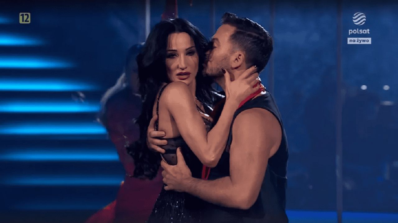 Namiętność na scenie w "TzG i to tuż przed 22. Dzieci to widziały!