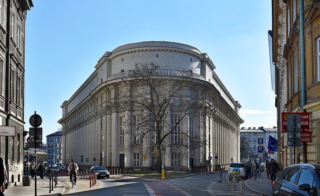 1024px-Former_building_of_PKO_Bank,_1924_design._Adolf_Szyszko-Bohusz,_19-21_Wielopole_street,_Old_Town,_Kraków,_Poland.jpg