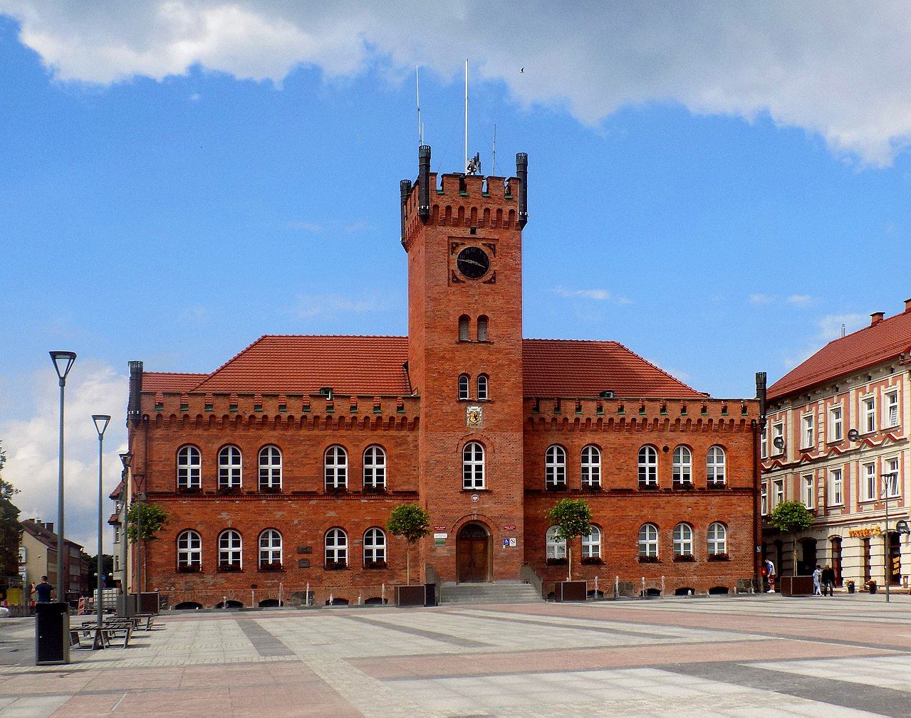 1280px-43-Szczecinek-ratusz(pischmak).jpg