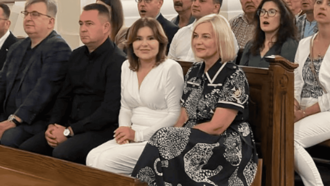 Posłanka PiS robiła to na mszy i rozpętała się burza. Ostra krytyka ze strony politycznych rywali