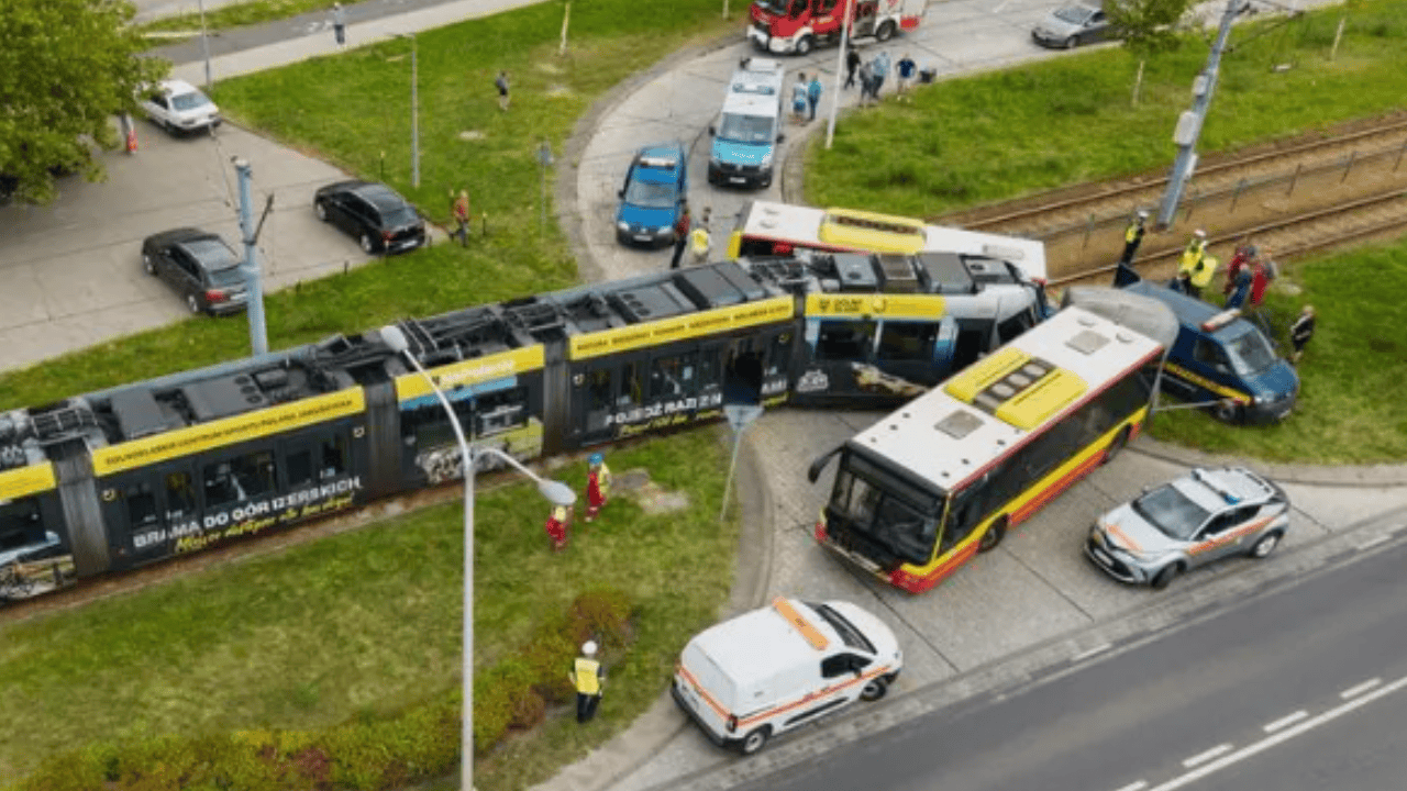 Tramwaj rozerwał autobus na pół. Dramatyczne sceny w polskim mieście