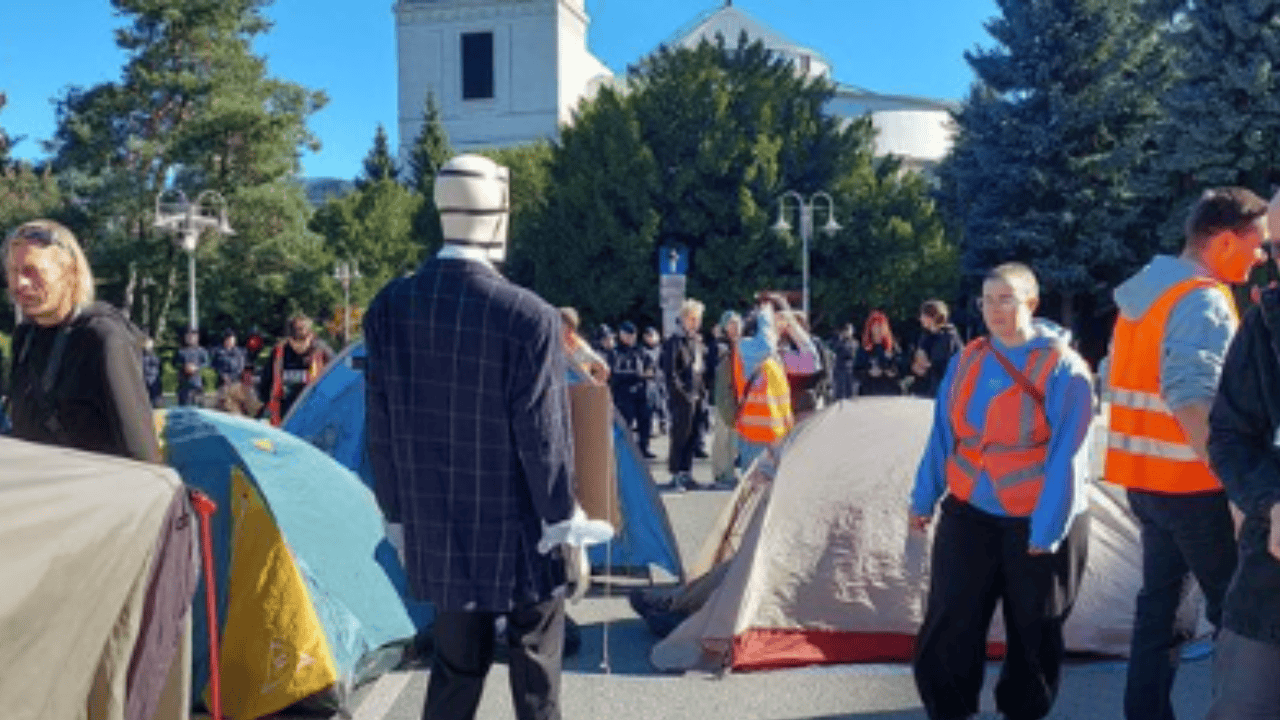 Pod Sejmem pojawiły się namioty. Wiemy, co się dzieje