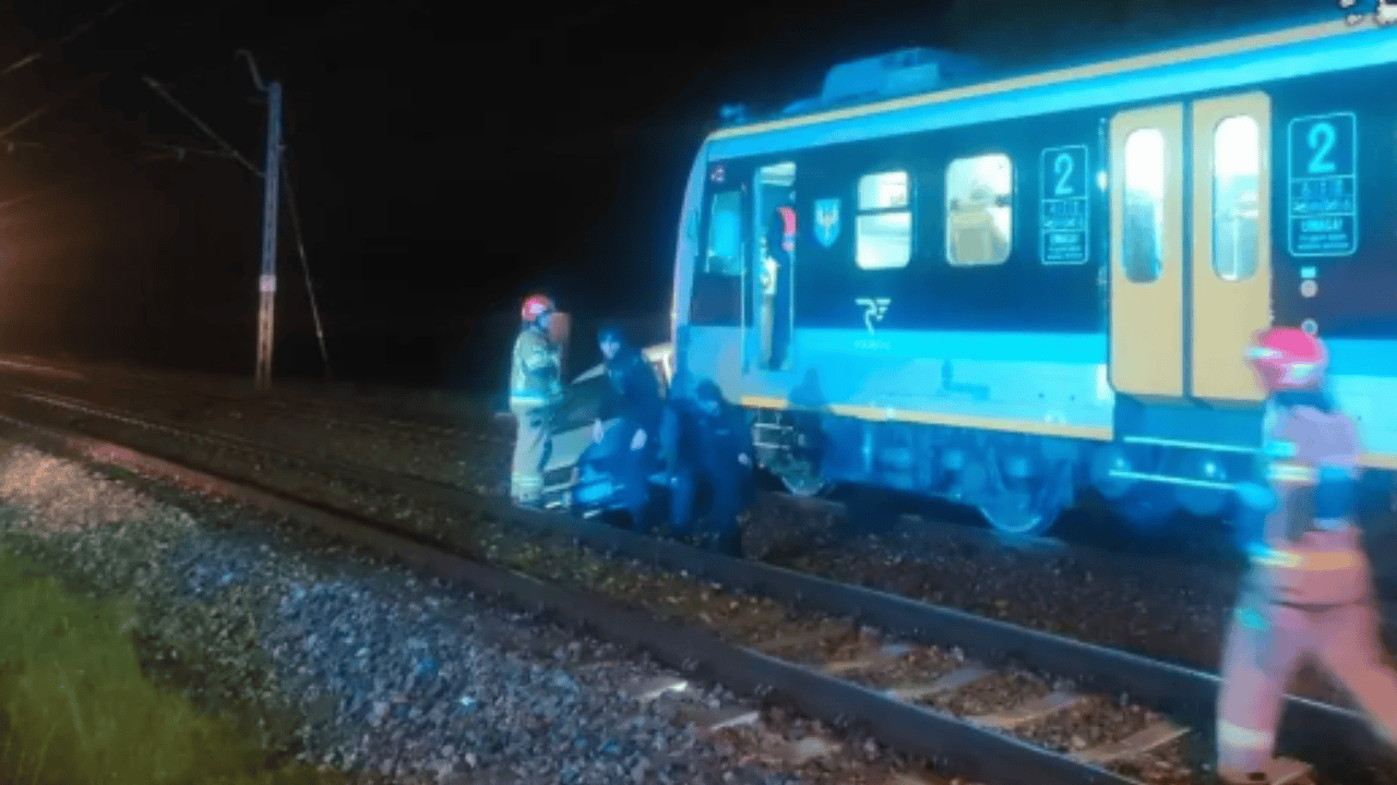 Zatrzymała się na torach i uciekła. W aucie spał pasażer