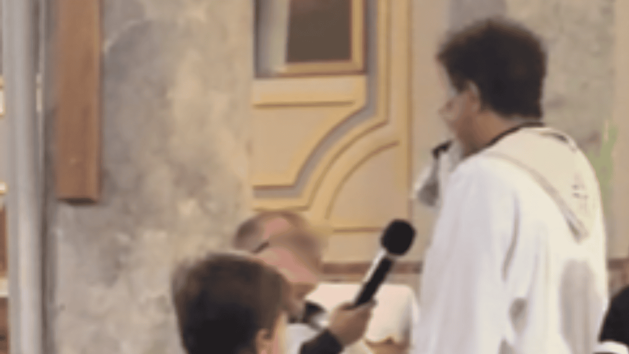 "Dlaczego mnie bijesz?". Ksiądz nagle wypalił do ministranta, po czym wybuchnął śmiechem