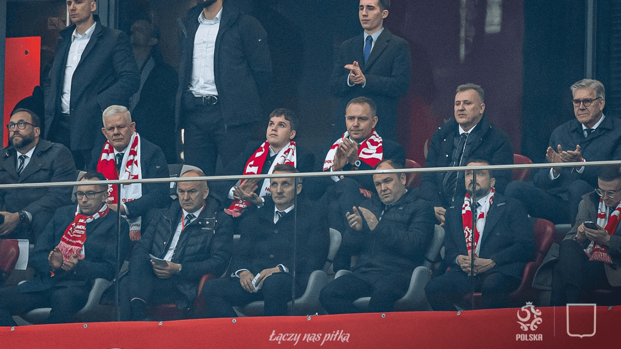 Nawrocki pojawił się na trybunach. Tak potraktowali go kibice, nagranie obiegło kraj