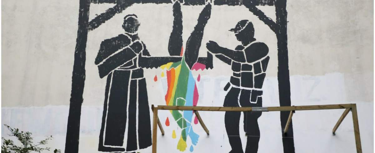 Fot. Jakub Kaminski/East News, Warszawa, 14.10.2020. Kontrowersyjny mural na terenie squatu Syrena - ksiadz i policjant torturujacy wiszaca na szubienicy osobe LGBT. Autorem muralu jest Mariusz Waras.