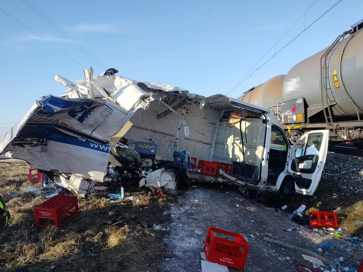 Poważny wypadek na przejeździe. Nagle wjechał pod pociąg z 36 cysternami paliwa. Służby w akcji