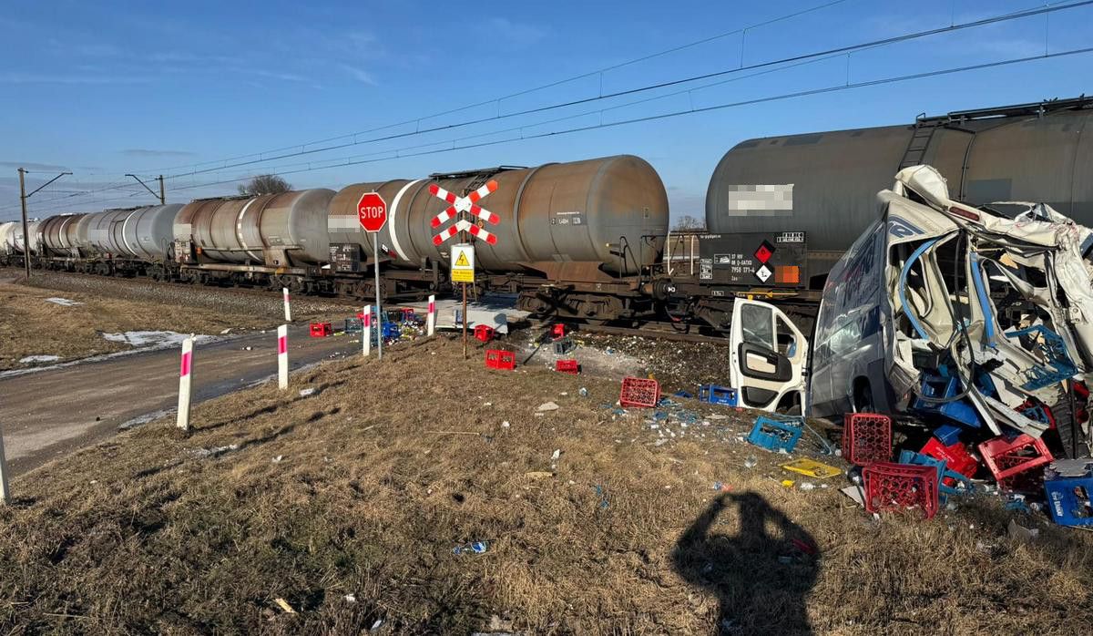 Poważny wypadek na przejeździe. Nagle wjechał pod pociąg z 36 cysternami paliwa. Służby w akcji
