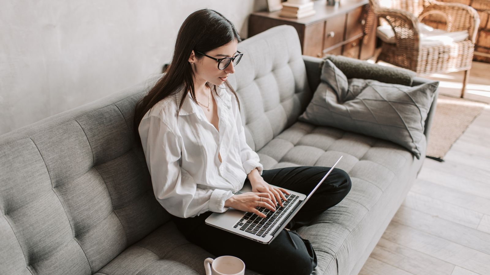 Praktycznie nikt o tym nie wie. Za to szef może wręczyć dyscyplinarkę zdalnym pracownikom