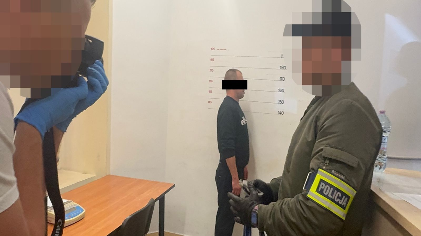 Porwał i okradł mężczyznę. Policjanci znaleźli go pod dziecięcym łóżkiem